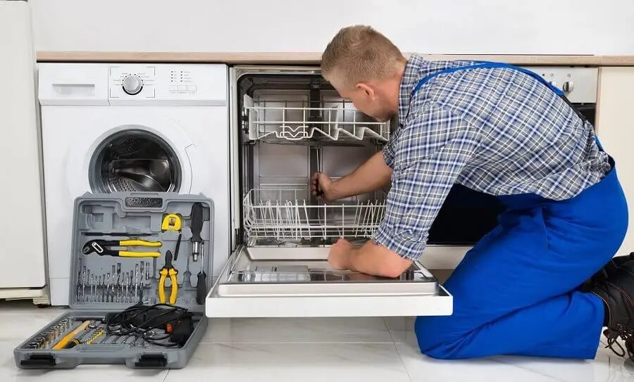 Torbalı Electrolux servisi teknisyen ekibi beyaz eşya tamiri yaparken